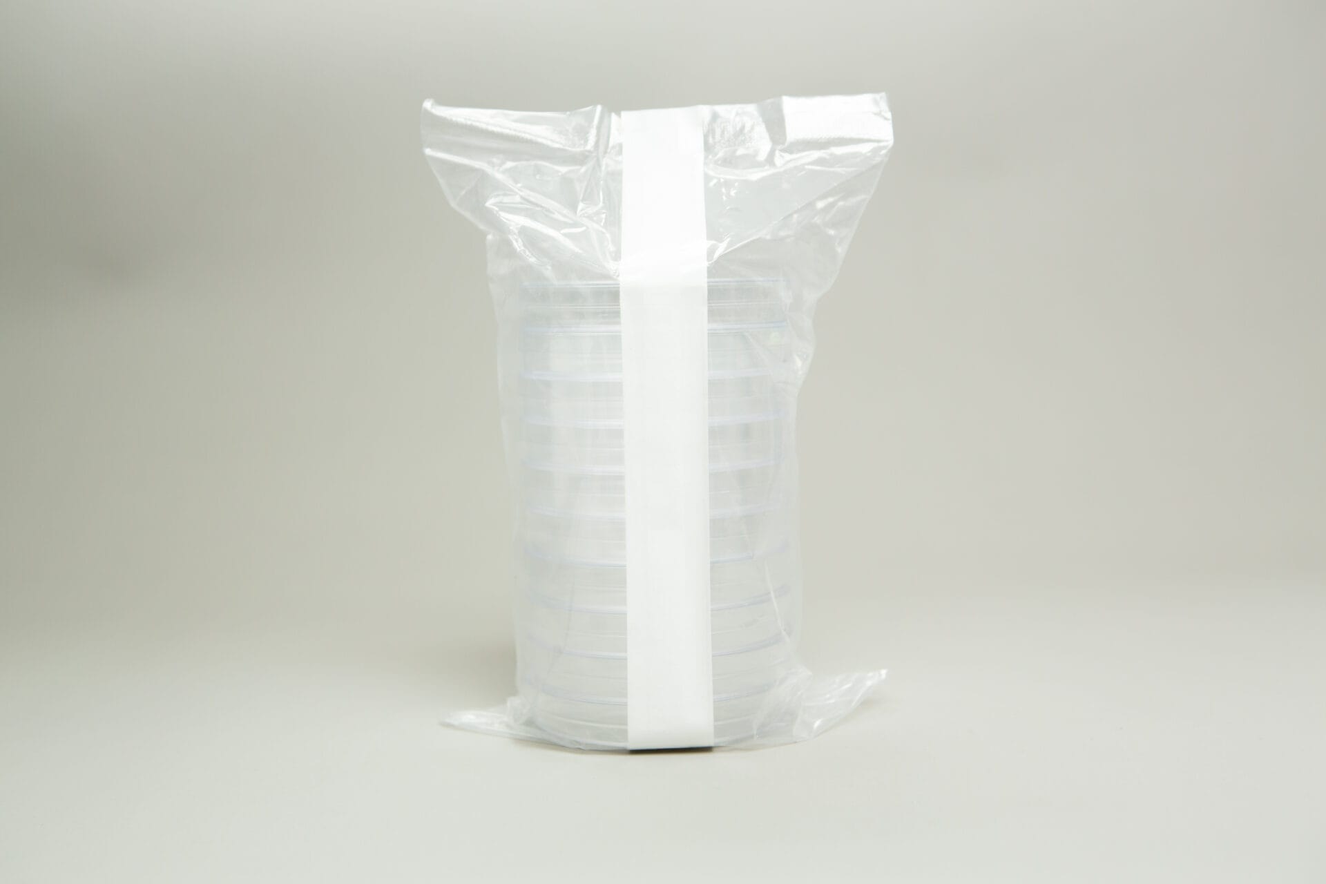 Petri dish, 90mm, 3 vent,sterile, gamma radiated 4 A clear plastic bag of gamma-irradiated, sterile 90mm Petri dishes with three vents and a white seal strip, placed on a light grey background.