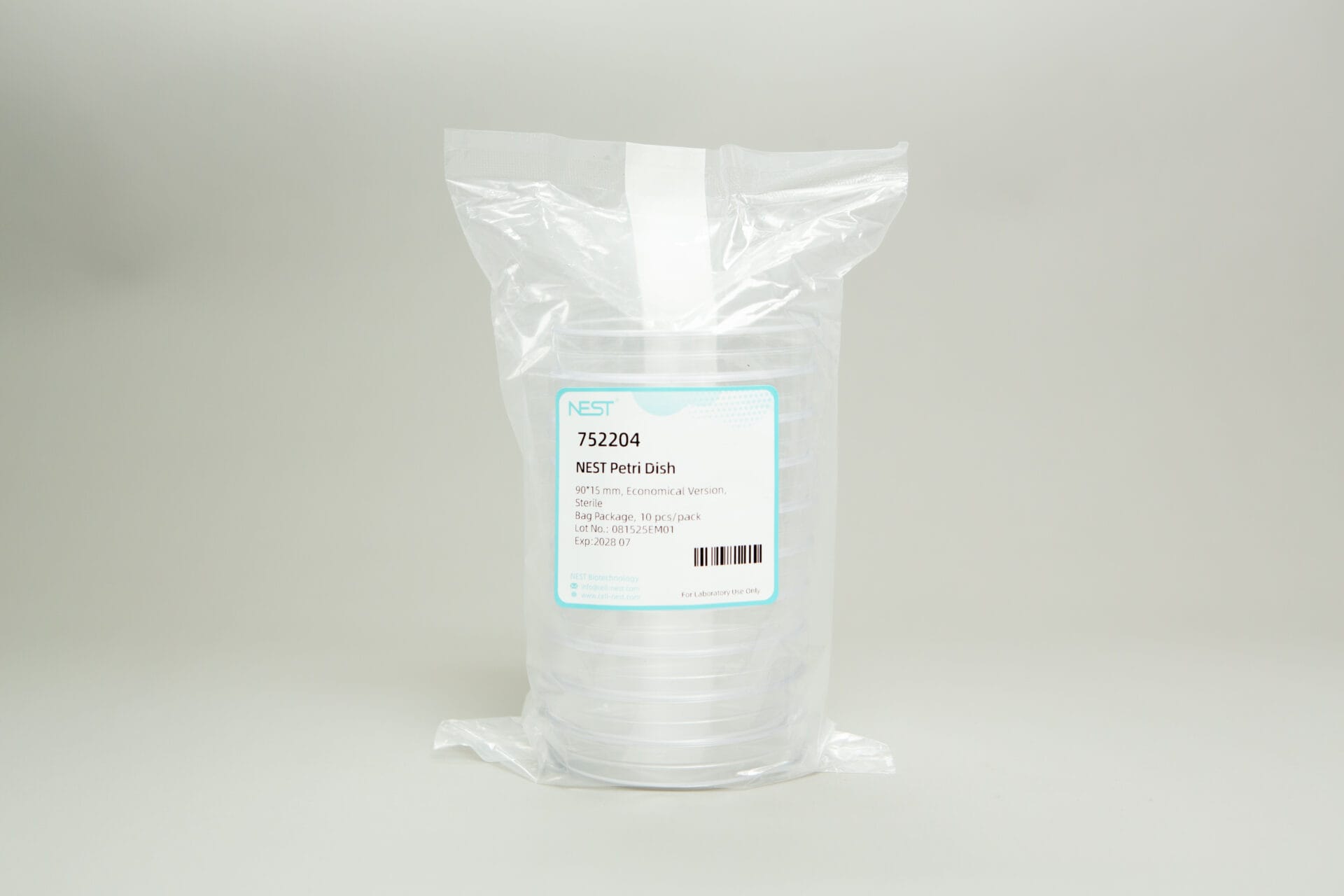 Petri dish, 90mm, 3 vent,sterile, gamma radiated 1 A sealed plastic pack holds a stack of clear 90mm NEST Petri dishes, 3-vent, sterile, gamma irradiated. The white and blue label displays item no. 752204 and barcode, set against a plain light background.