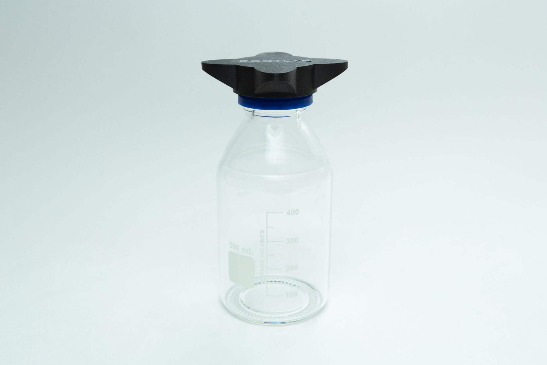 Reagent Bottle Cap Wrench | Rootlab Original | 3D Printed 7 Clear 500 ml laboratory bottle with volume markings, blue screw cap, and a wide black top, standing upright on a plain white background.