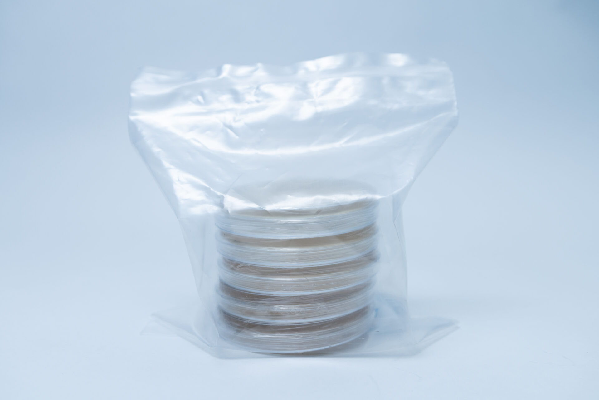 Pre-poured MEA plates petri dish 90 mm 8 A stack of clear petri dishes is sealed inside a transparent plastic bag against a plain light background. The contents of the petri dishes are not visible.
