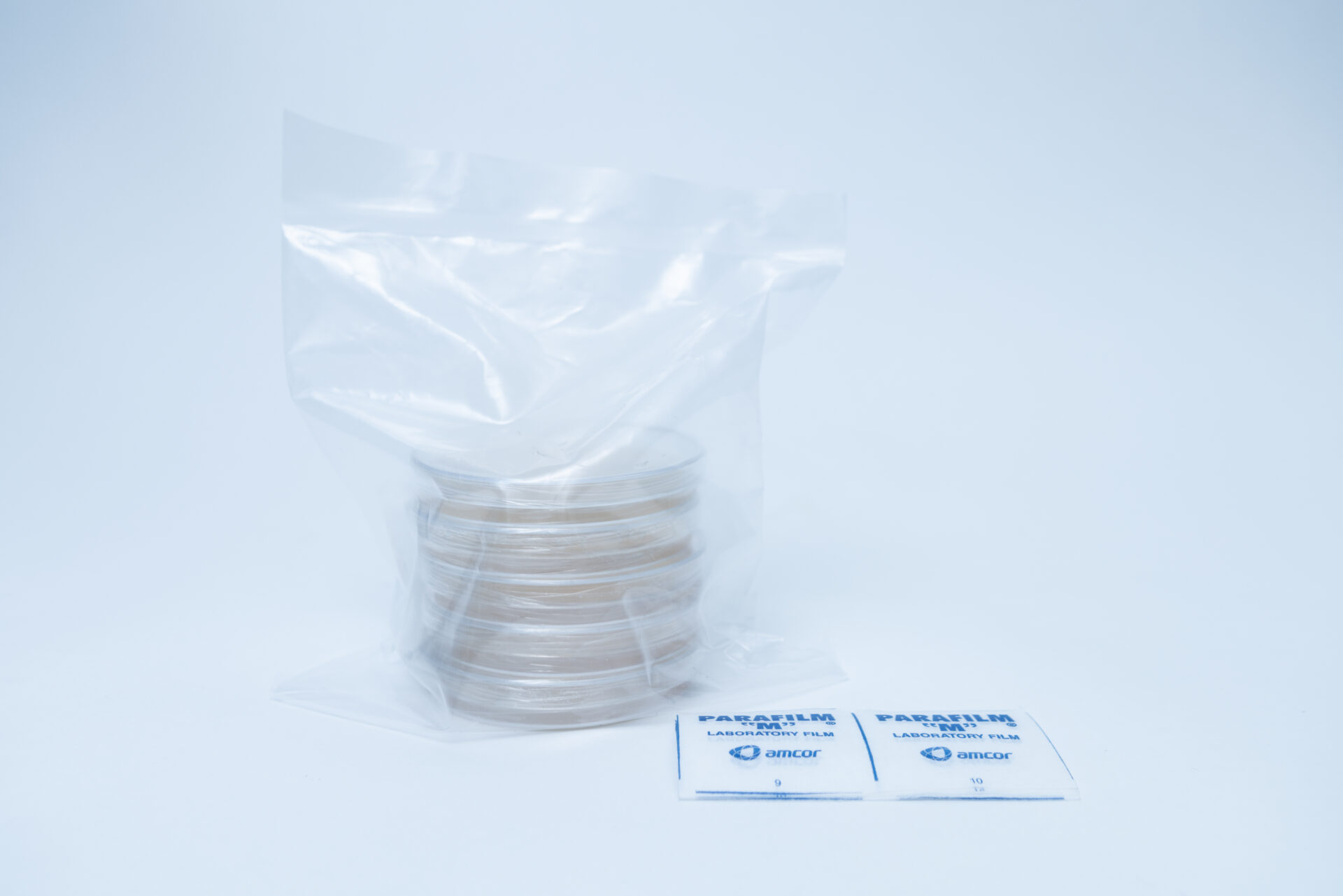 Pre-poured MEA plates petri dish 90 mm 7 A stack of clear petri dishes is sealed in a transparent plastic bag. In front of the bag, there are two small desiccant sachets labelled FRANKLIN LABORATORY SILICA GEL.